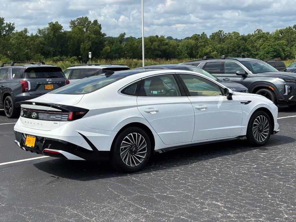 2025 Hyundai Sonata Hybrid Limited photo 3