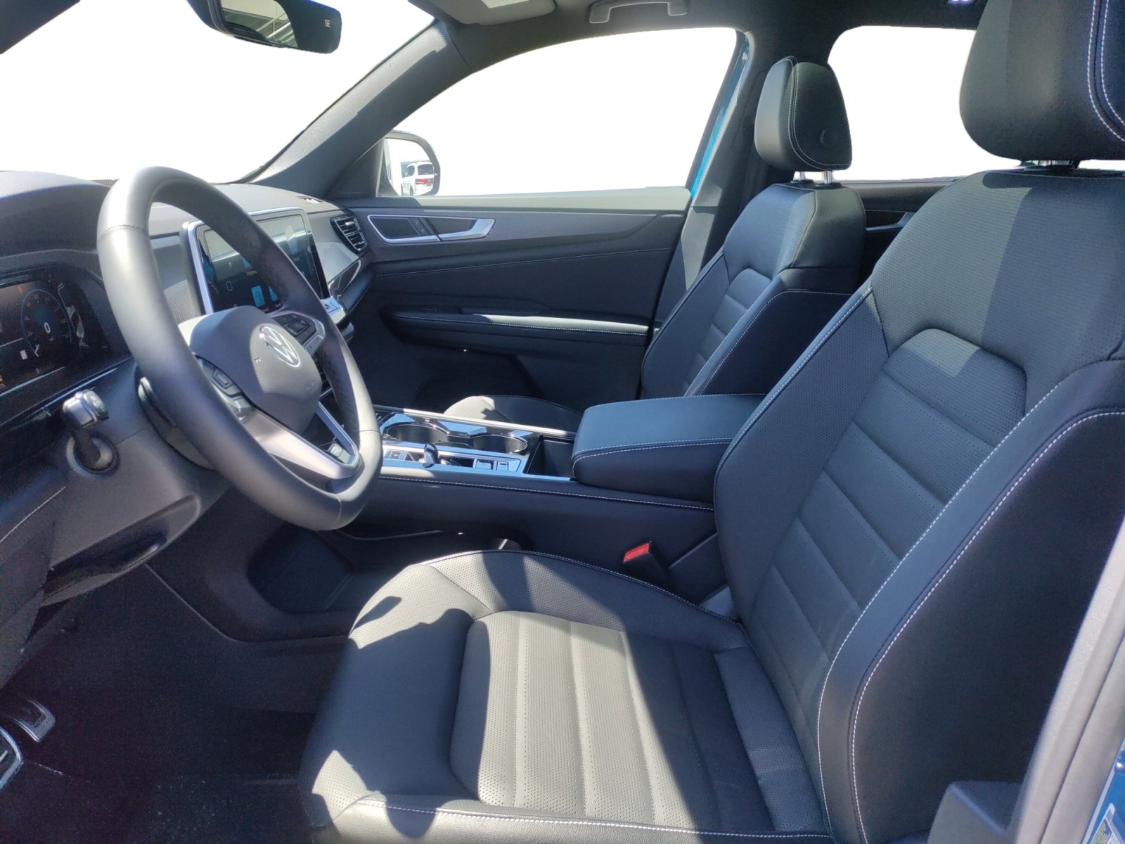 2025 Volkswagen Atlas Cross Sport SEL R-Line photo 2