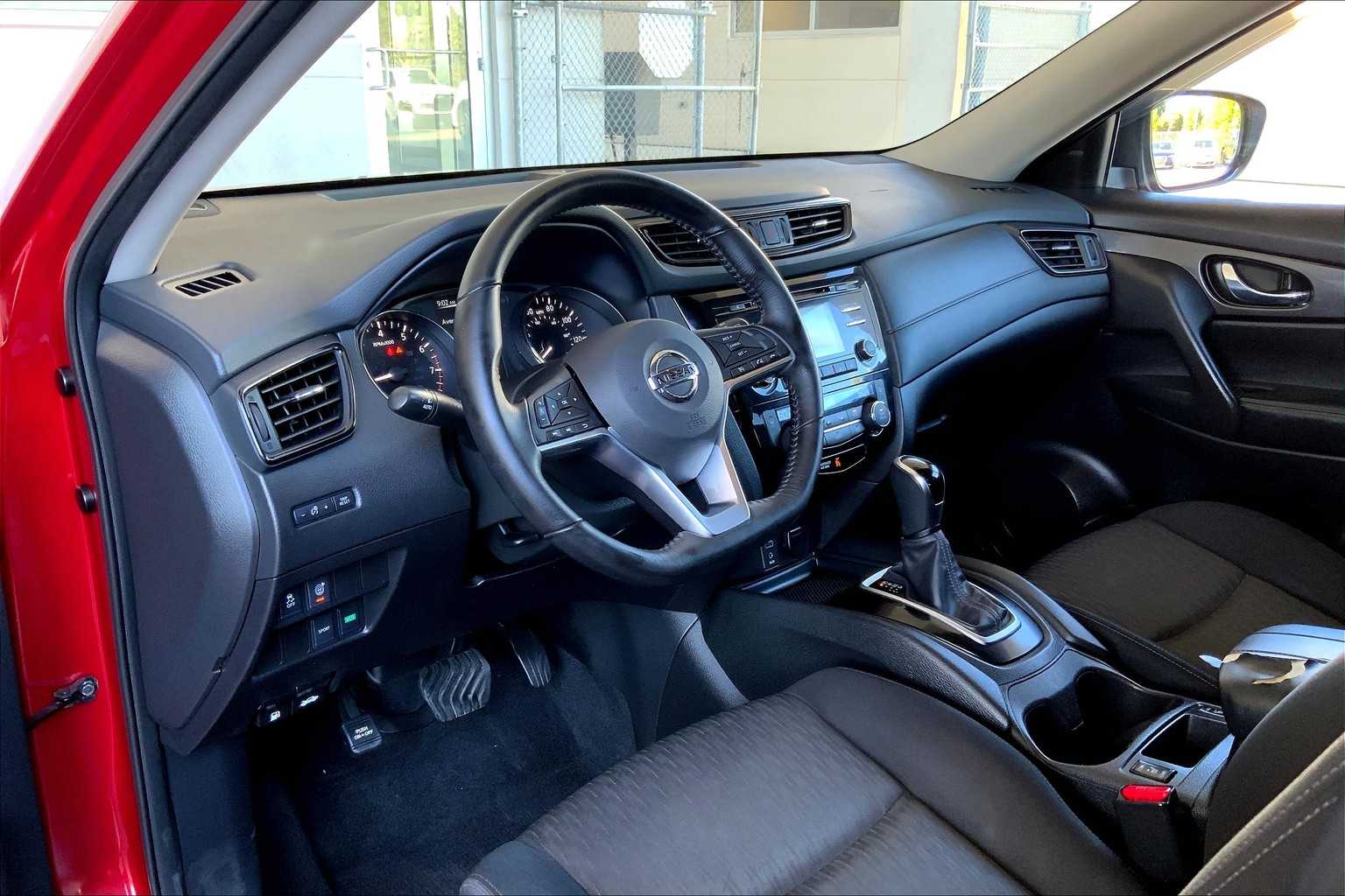 2017 Nissan Rogue SV photo 17