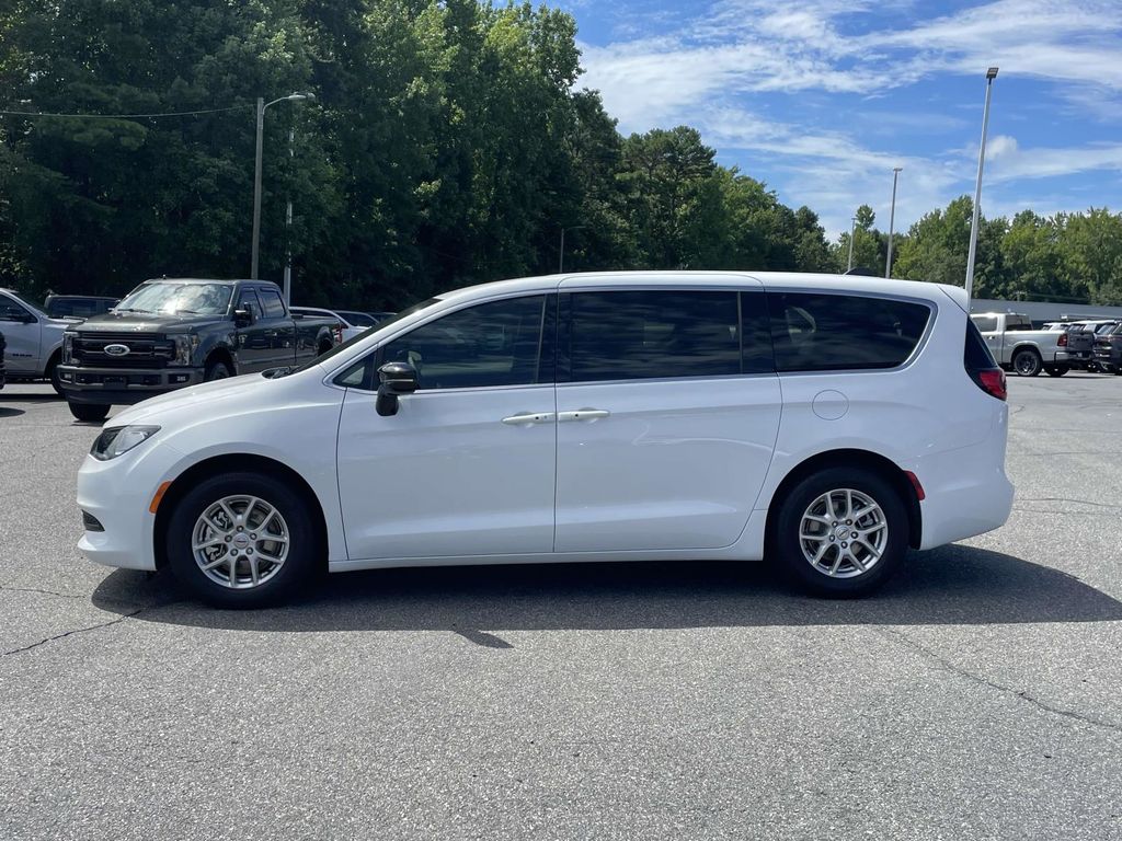 2025 Chrysler Voyager LX photo 4