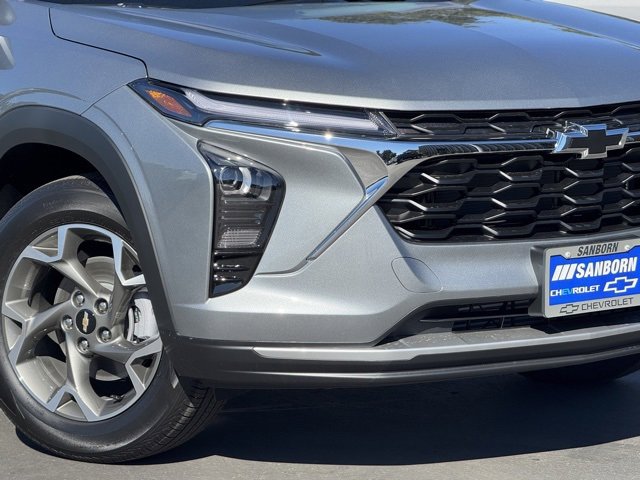 2025 Chevrolet Trax LT photo 7