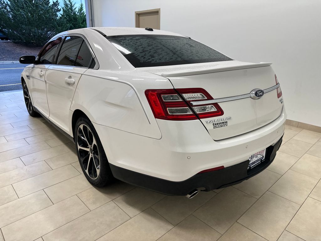 2015 Ford Taurus SEL photo 4