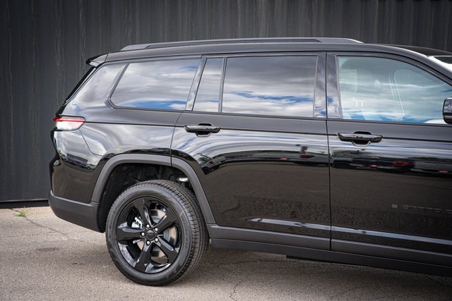 2025 Jeep Grand Cherokee Limited photo 2