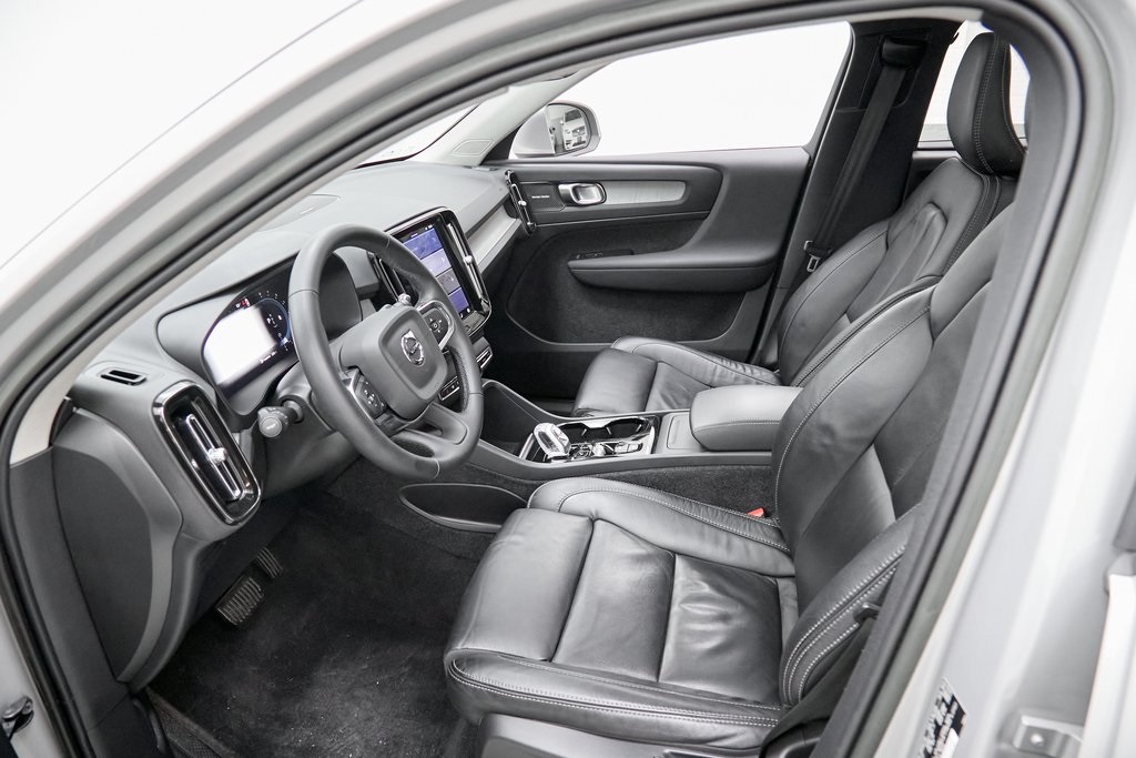 2023 VOLVO XC40 - Image 17