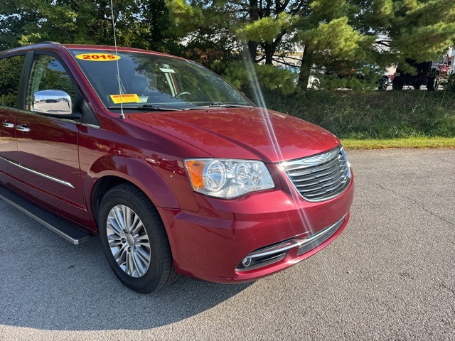2015 Chrysler Town & Country photo 3