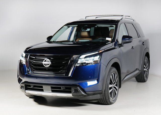 2023 Nissan Pathfinder Platinum's photo