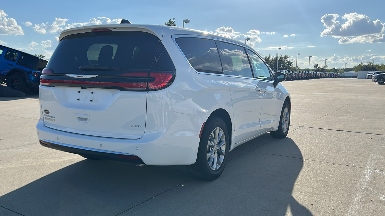 2026 Chrysler Pacifica photo 3