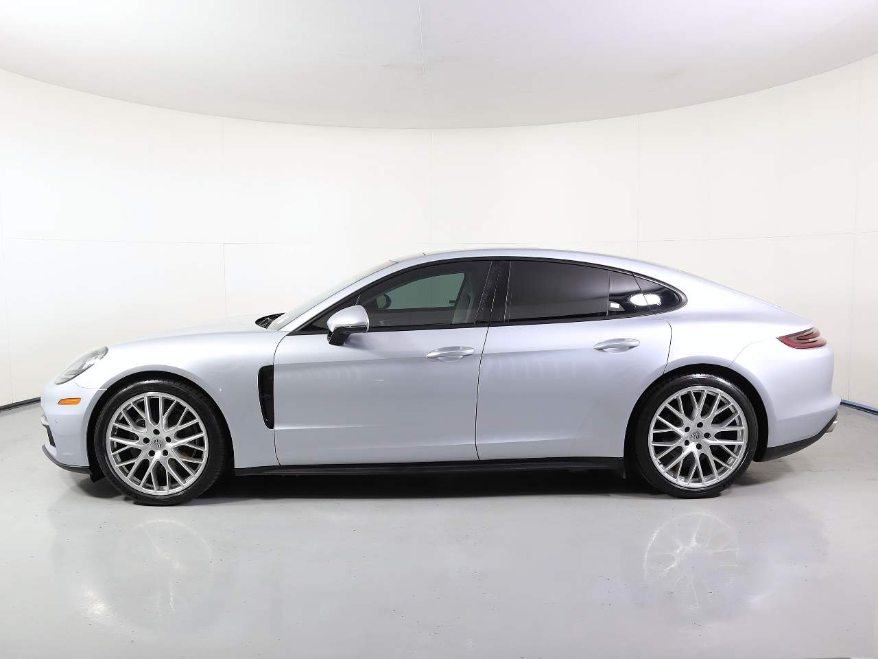 2018 Porsche Panamera Base 4 photo 2
