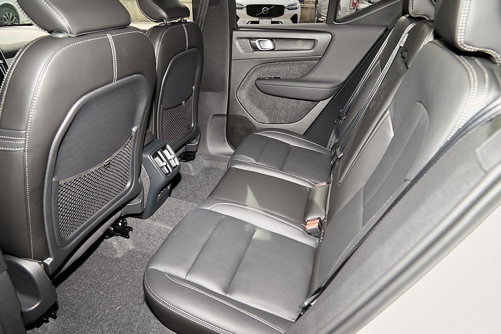 2026 VOLVO XC40 - Image 19