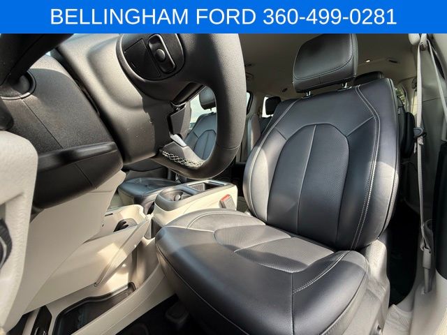 2024 Chrysler Pacifica Touring L photo 18