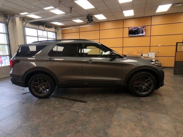 2025 Ford Explorer ST photo 9