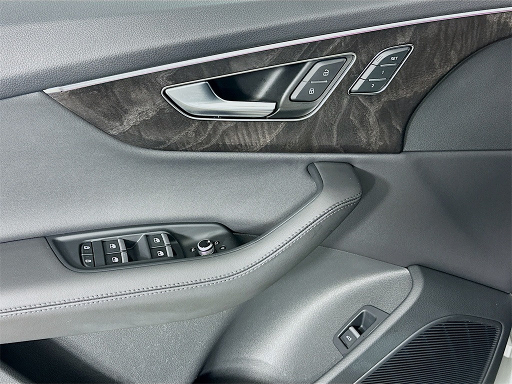 2023 Audi Q7 45 Premium Plus photo 16