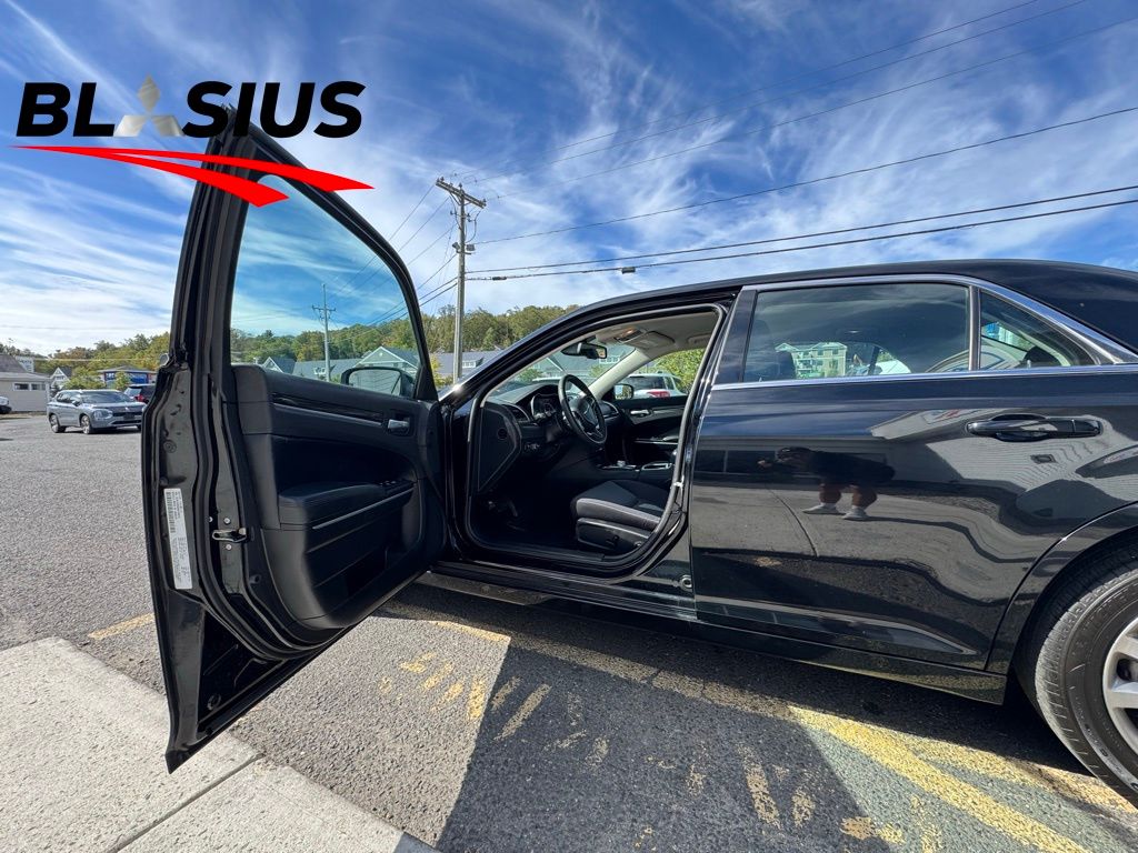 2022 Chrysler 300 Touring photo 7
