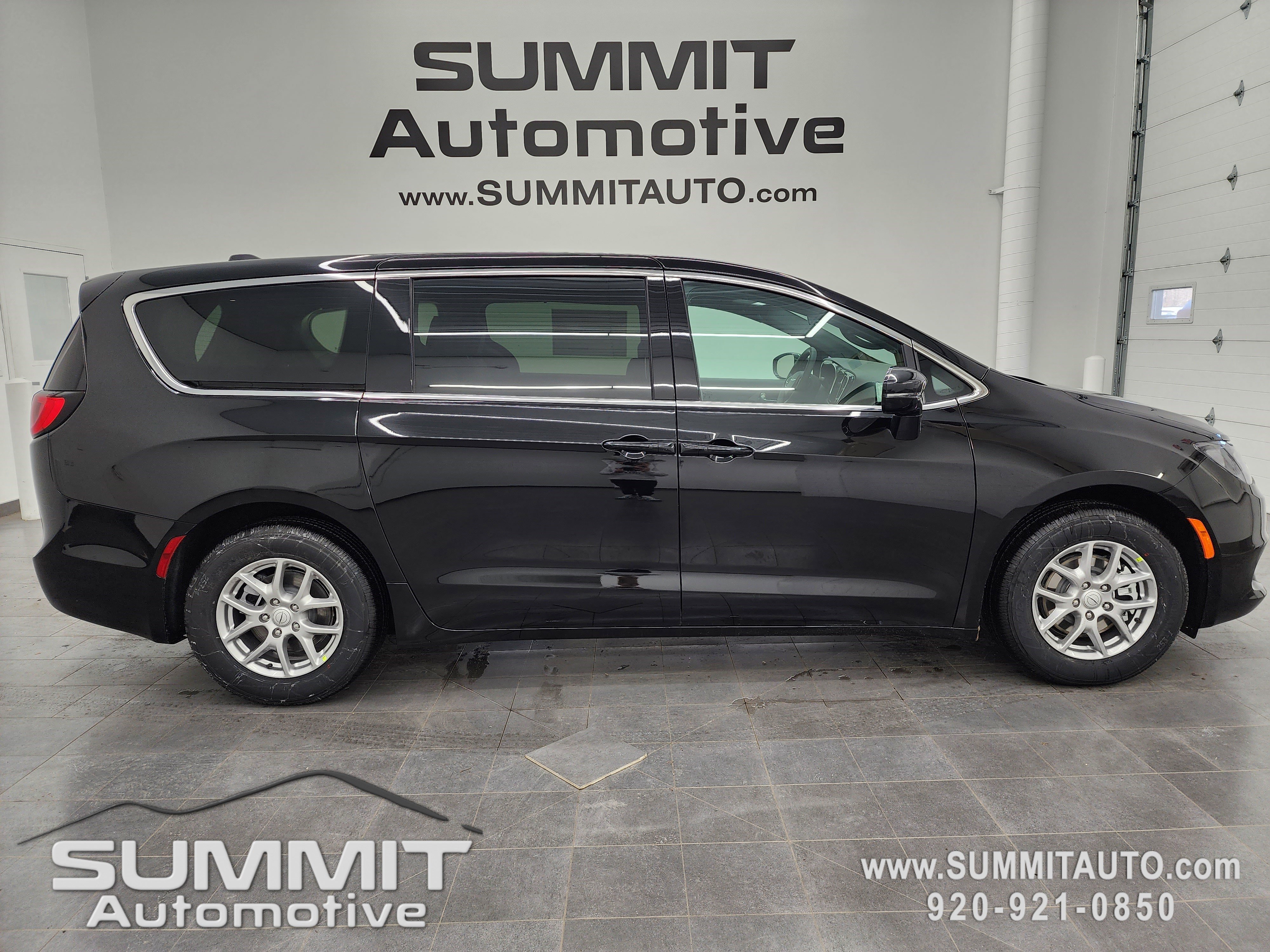 2026 Chrysler Voyager LX's photo