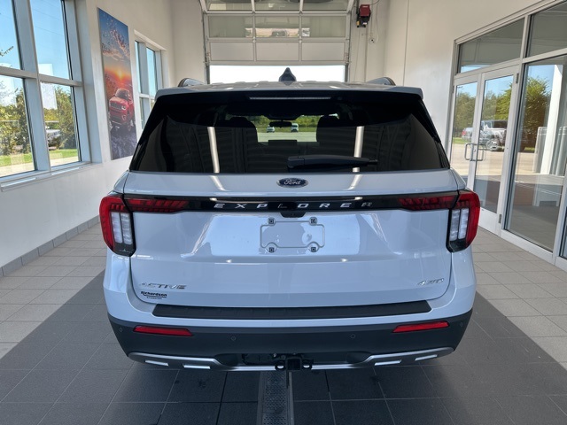 2025 Ford Explorer photo 2