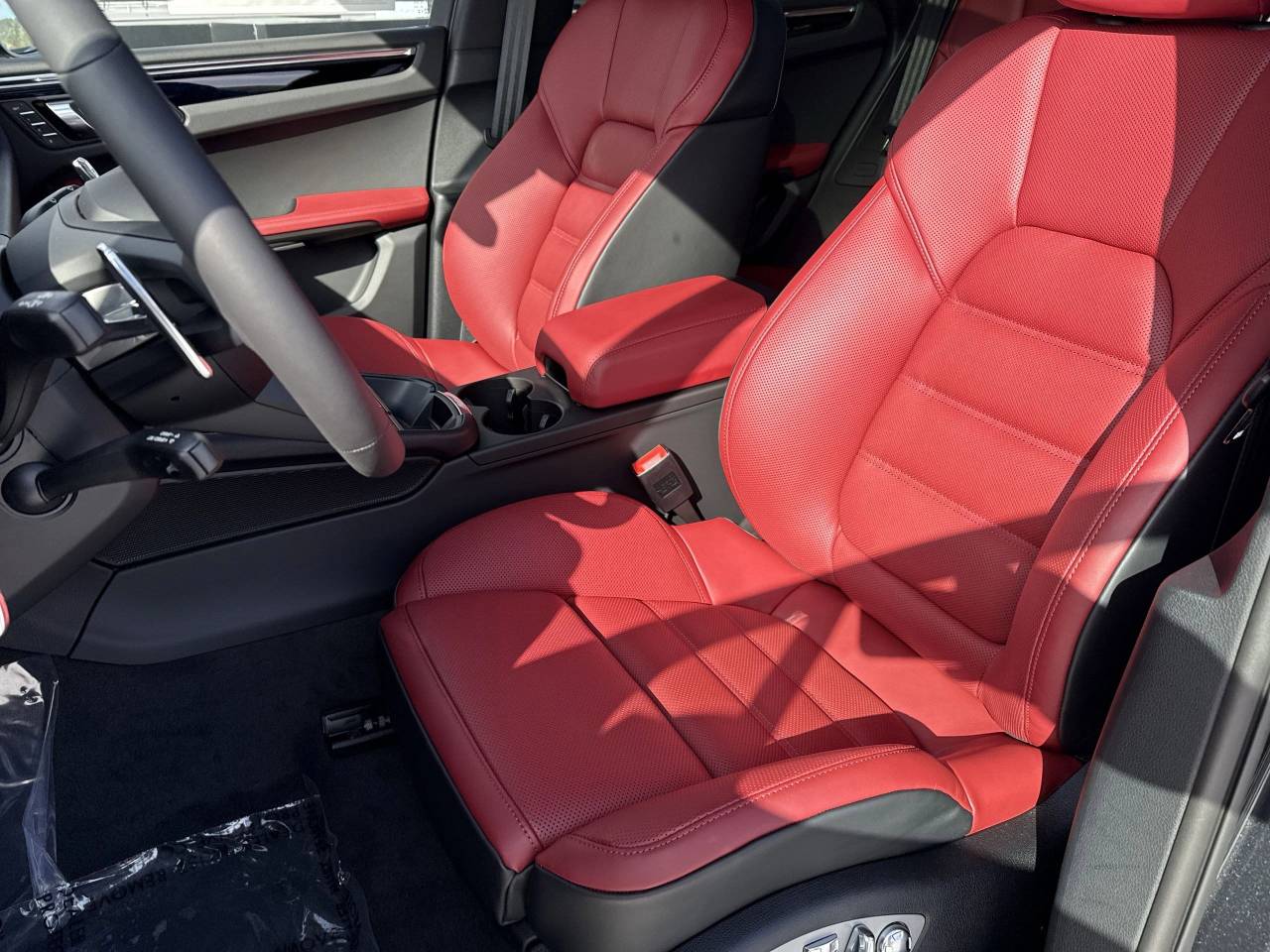 2025 Porsche Macan T photo 4