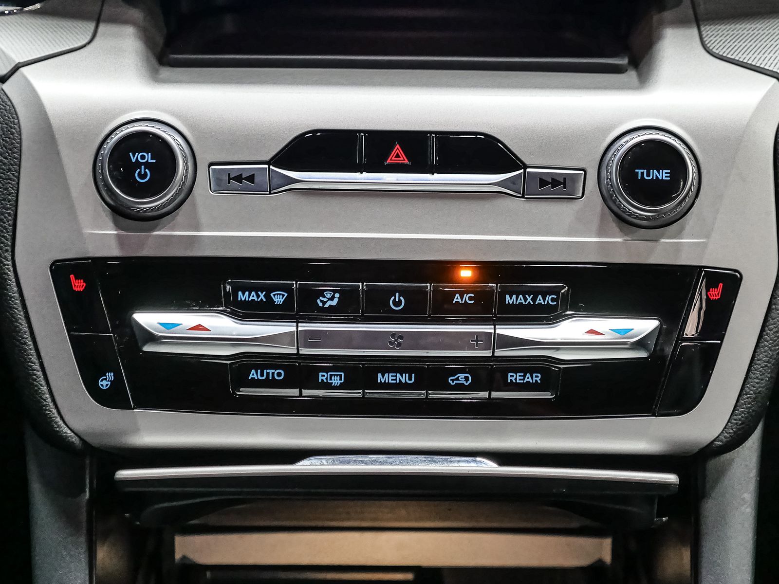2023 Ford Explorer XLT photo 25
