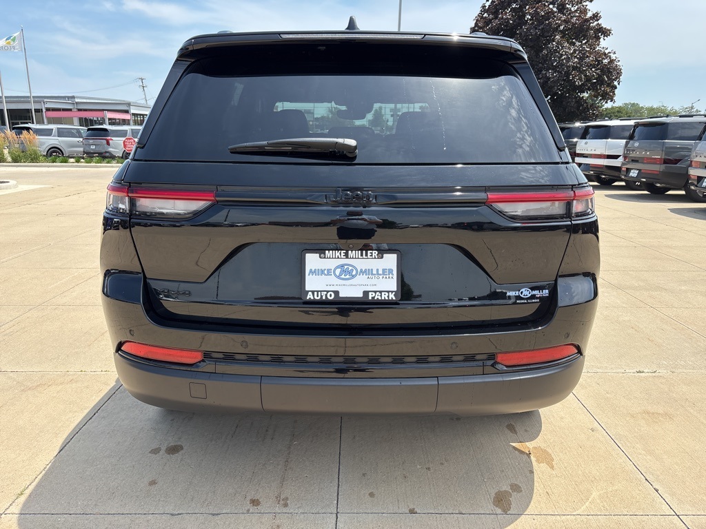 2024 Jeep Grand Cherokee Altitude photo 4