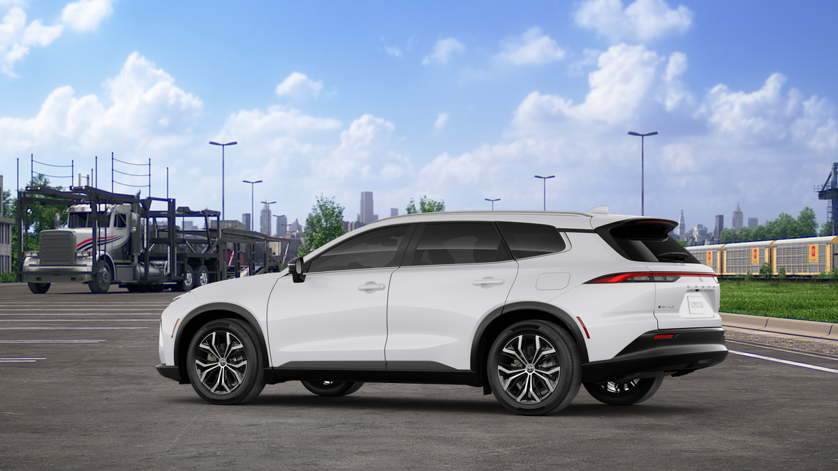 2025 Toyota Crown Signia XLE photo 3