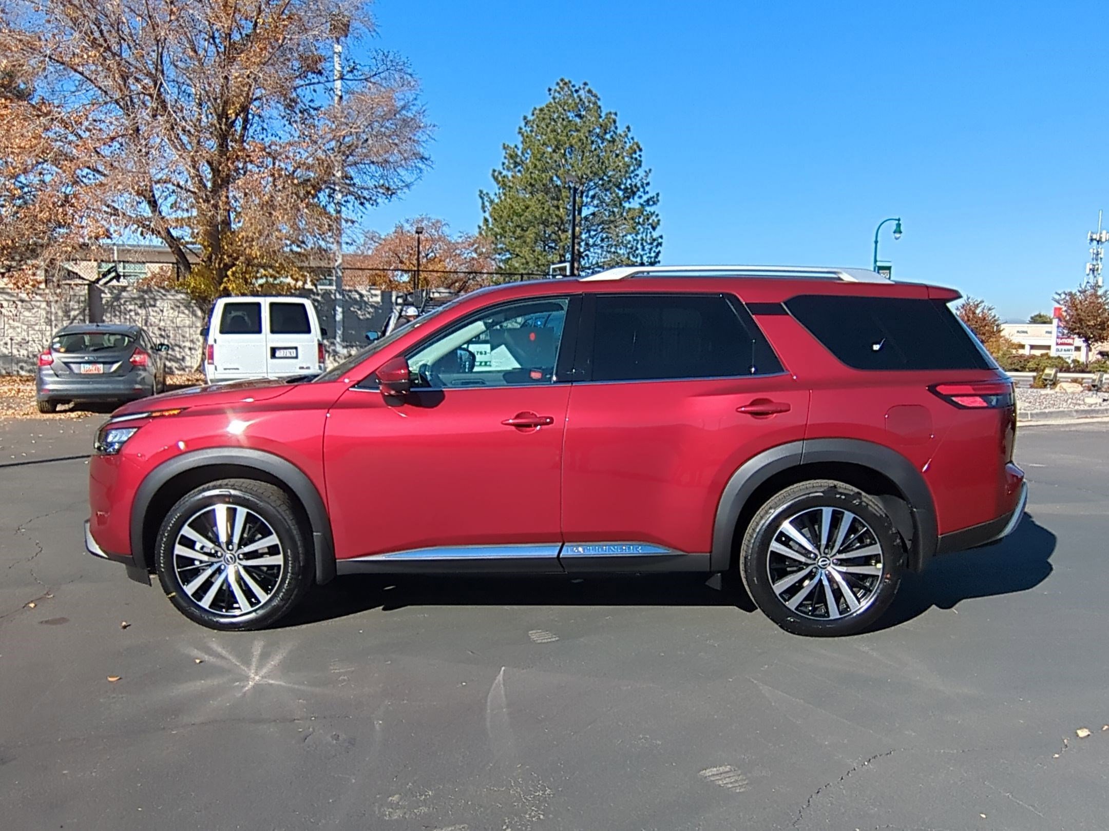 2025 Nissan Pathfinder Platinum photo 3