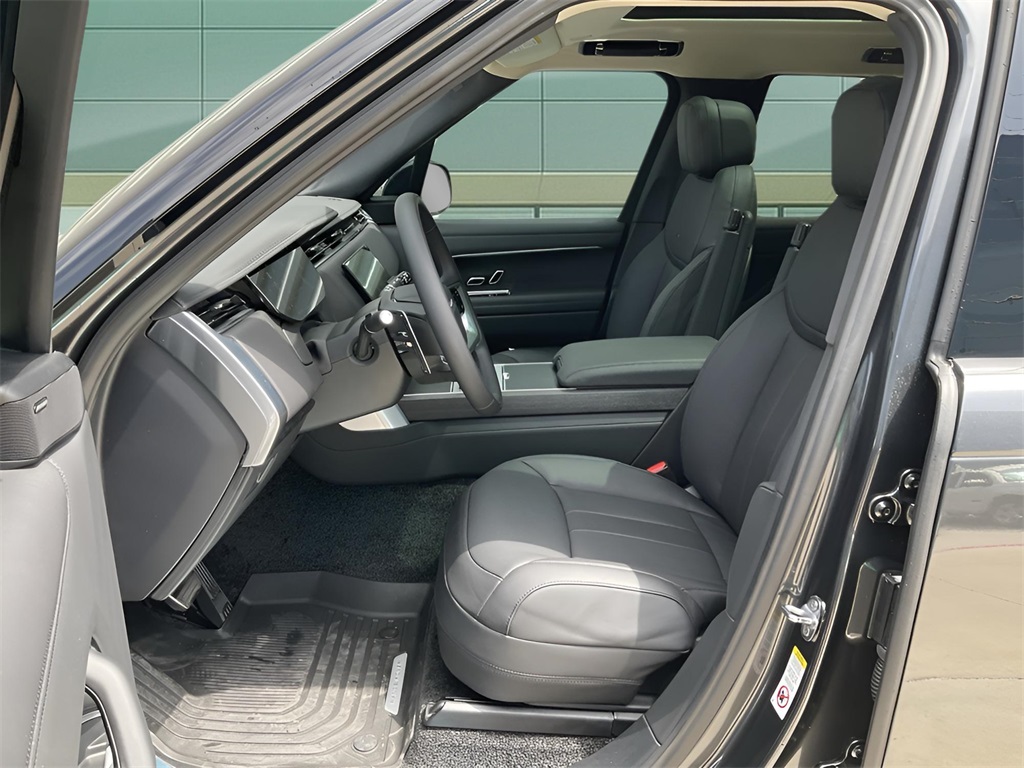 2025 Land Rover Range Rover SE photo 10