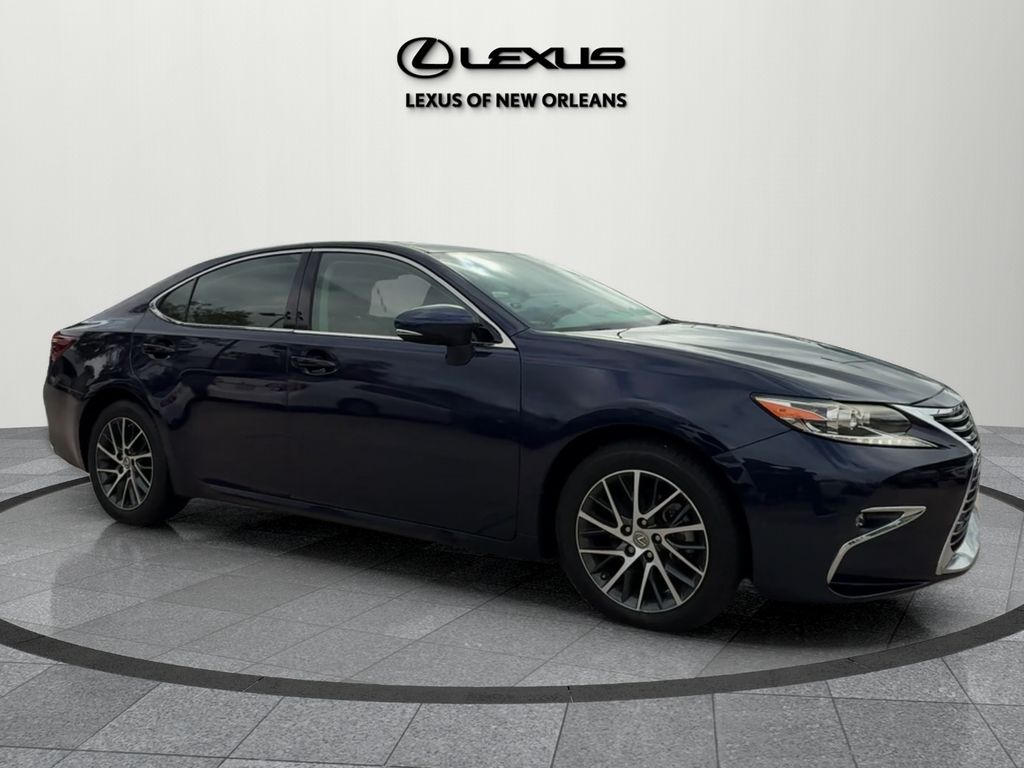 2016 Lexus ES 350's photo