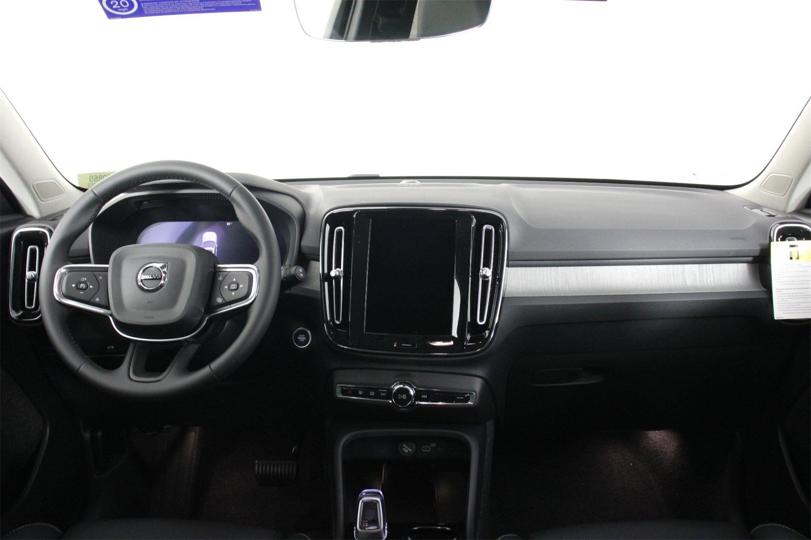 2025 Volvo XC40 photo 5