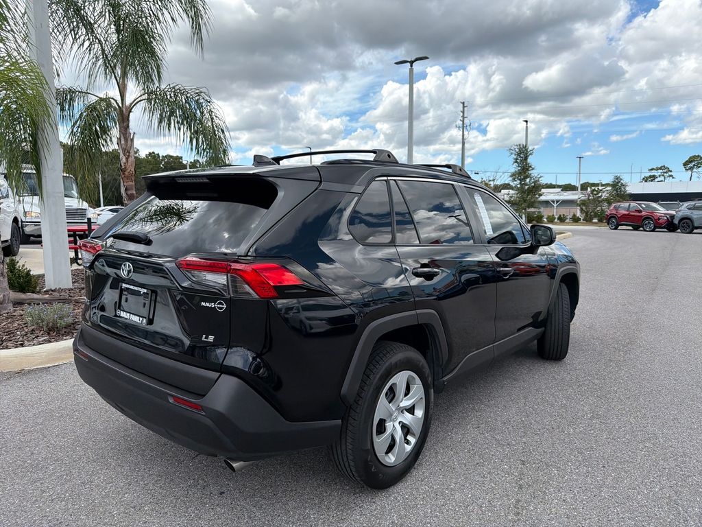 2020 Toyota RAV4 LE photo 3