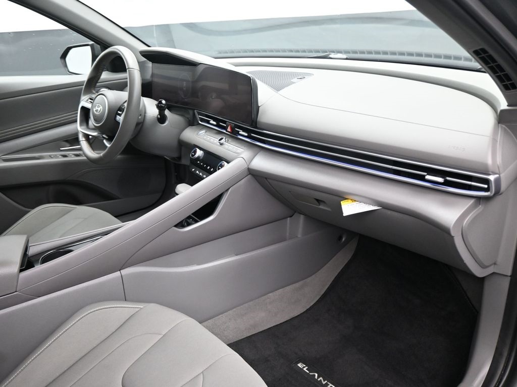 2025 Hyundai Elantra SEL Convenience photo 11