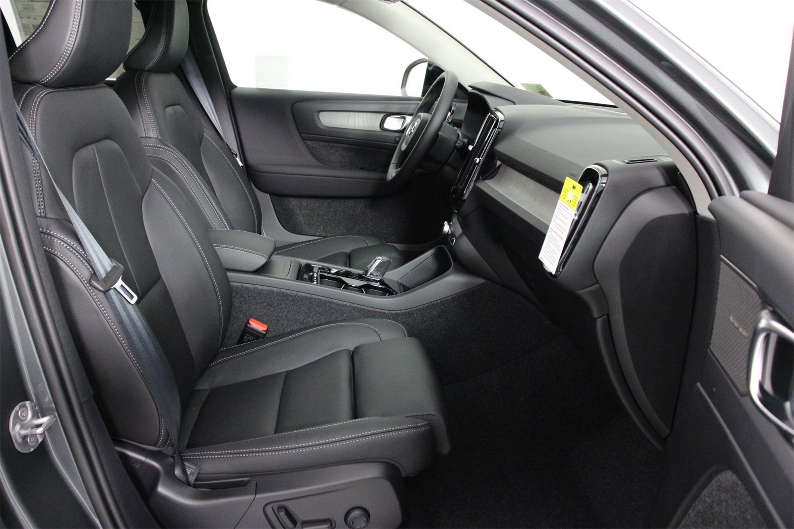 2026 Volvo XC40 photo 6