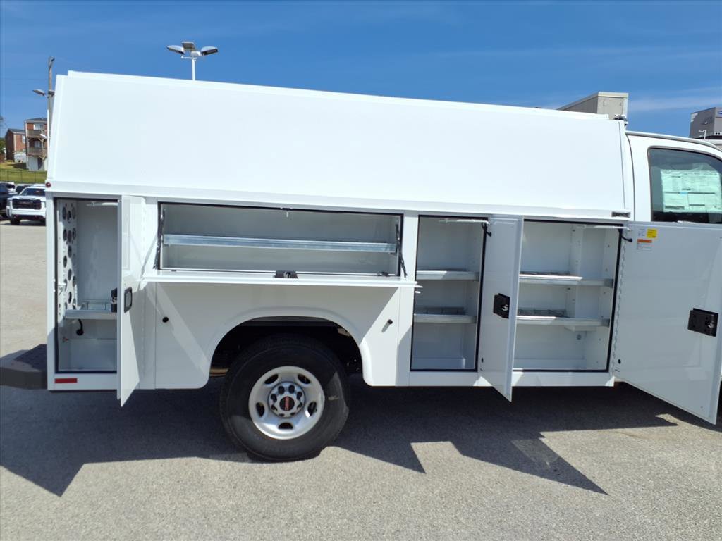 2025 Gmc Savana Cutaway 3500 photo 2