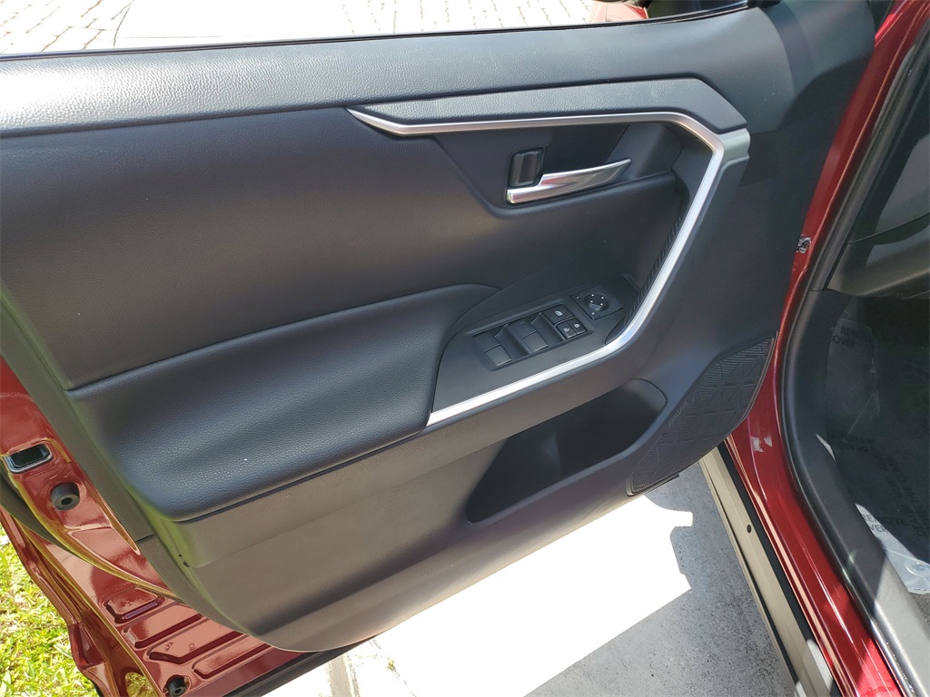 2019 Toyota RAV4 XLE photo 14
