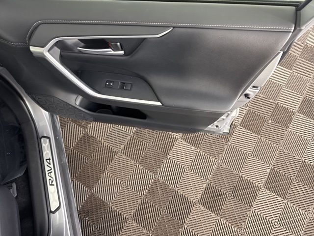 2020 Toyota RAV4 Hybrid Limited photo 6