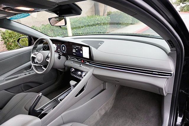 2024 Hyundai Elantra SEL photo 9