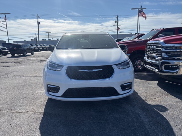 2026 Chrysler Pacifica photo 2