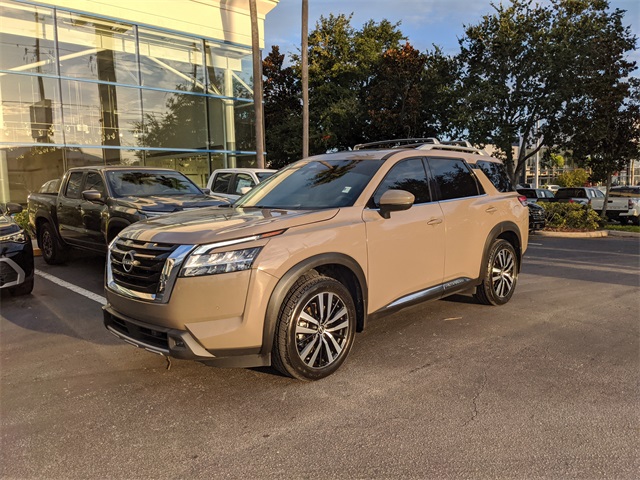 2023 Nissan Pathfinder Platinum photo 2