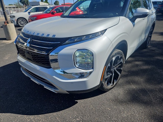 Used 2022 White Diamond Mitsubishi SE image 3