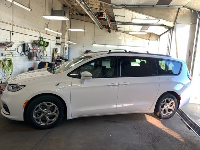 2021 Chrysler Pacifica Hybrid Limited photo 2