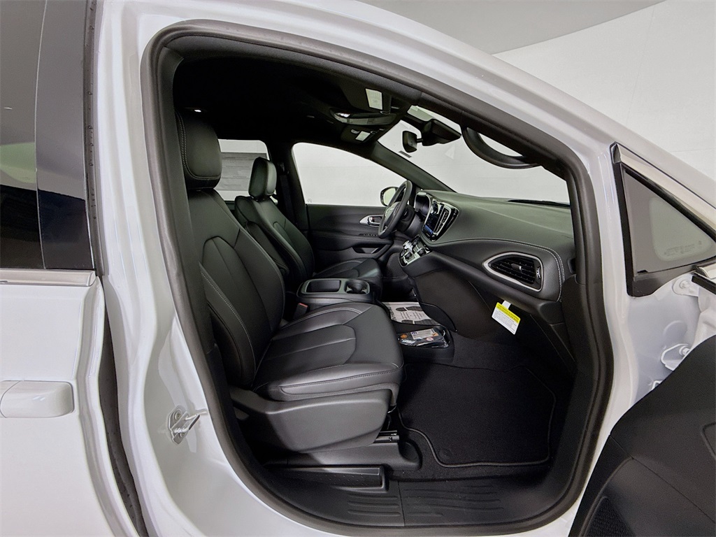2025 Chrysler Pacifica photo 27