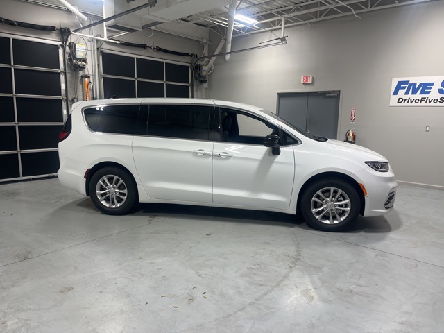 2026 Chrysler Pacifica Select's photo