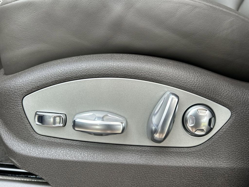 2025 Porsche Macan Base photo 16