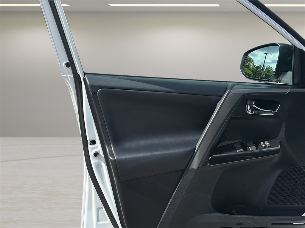 2017 Toyota RAV4 SE photo 24