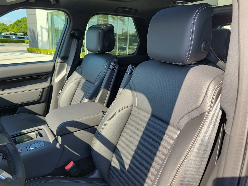 2025 Land Rover Discovery S photo 24