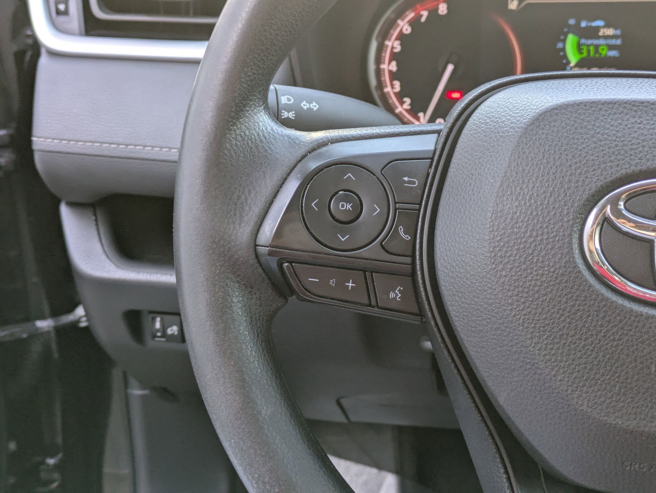 2024 Toyota RAV4 XLE photo 17