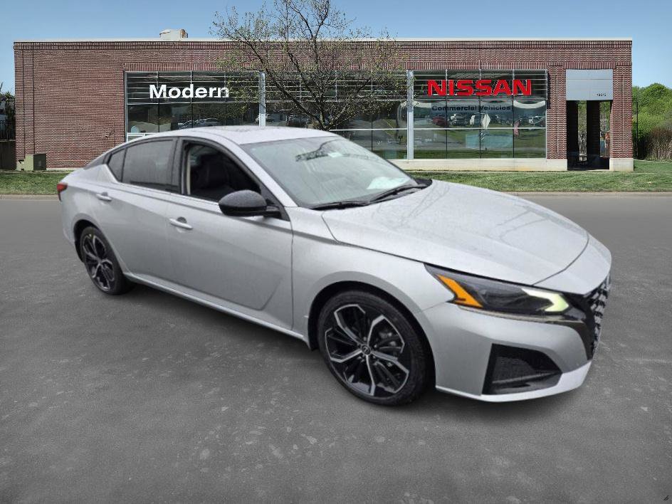 2025 Nissan Altima SR photo 3