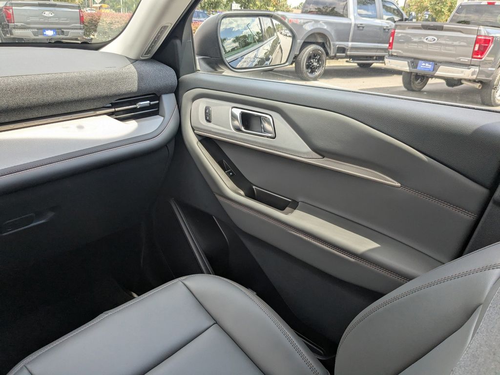 2025 Ford Explorer photo 19