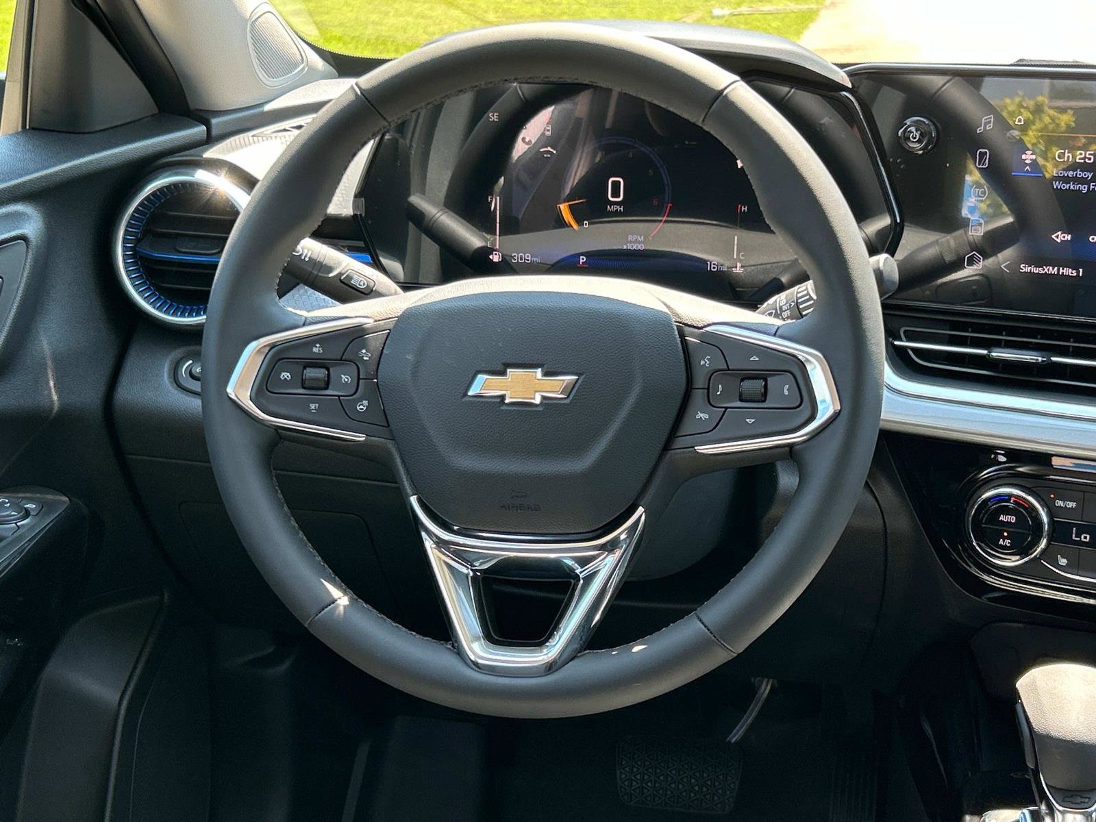 2025 Chevrolet Trax LT photo 13