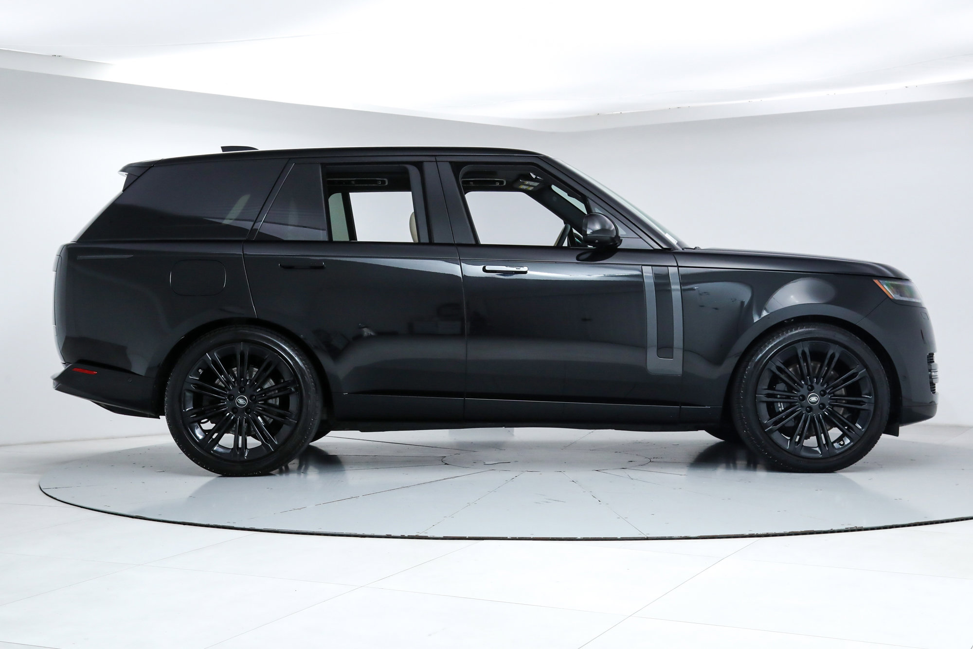 2024 Land Rover Range Rover SE photo 6