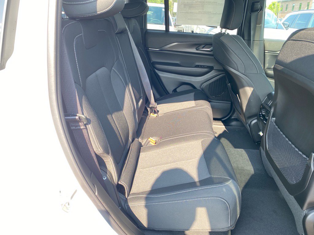2025 Jeep Grand Cherokee Laredo X photo 14