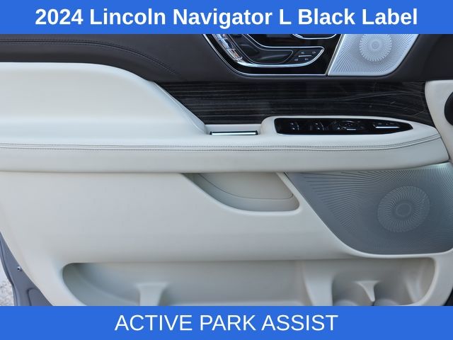 2024 Lincoln Navigator Black Label photo 17